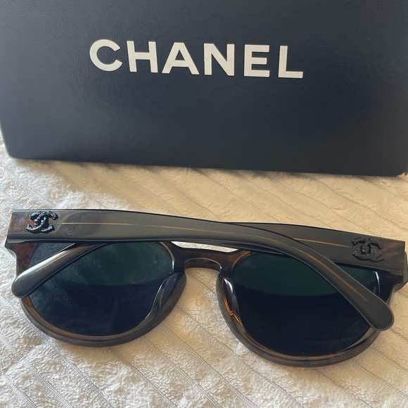 CHANEL Sunglasses - Picture 3 of 8